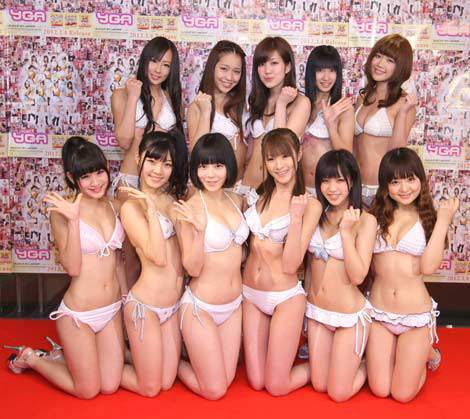 よしもと初の本格的グラビアアイドルユニット・YGA。前列左から3人目が整形を行う林沙奈恵