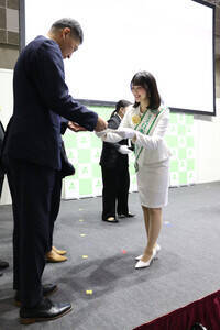 ウッドデザイン賞の表彰式をサポートした2025ミス日本みどりの大使の佐塚こころ