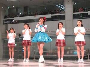 2月に行われた真野恵里菜のイベントでバックダンサーをつとめたハロプロ研修生たち。 (C)ORICON DD inc.