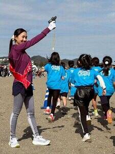 三浦国際市民マラソン大会にゲストに登場したミス日本グランプリ・野口絵子
