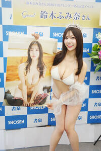 2026年版カレンダーの発売記念イベントを行った鈴木ふみ奈