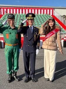 東京消防出初め式を訪問した2025ミス日本グランプリ・石川満里奈(写真左)