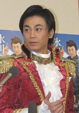 アンコールの衣装で記者会見に登場した氷川きよし。氷川曰く、衣装のテーマは「ズンドコ王国」!