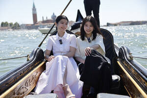 ヴェネチアでゴンドラを堪能する出口夏希(右)と蒔田彩珠(左)