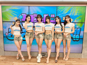 左から 雪餅羽もえ、牧杏樹、あお、宮川みやび、藤田あずさ、櫻木はる