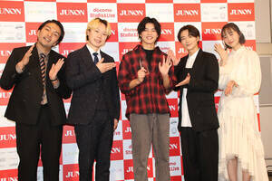 (写真左から)MCの見取り図、グランプリの大野礼音さん、ゲスト審査員の小池徹平と井桁弘恵(C)Deview