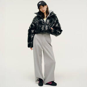 ぴょなが着こなす冬の「adidas Originals」:W ESS GLOSSY PUFF JKT