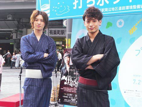 打ち水イベントに参加したD2の荒井敦史(左)と陳内将