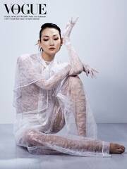 yi^VOGUE JAPAN 2017N12 Photo Eric Guillemain (C) 2017 Conde Nast Japan. All rights reserved.