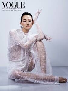yi^VOGUE JAPAN 2017N12 Photo Eric Guillemain (C) 2017 Conde Nast Japan. All rights reserved.