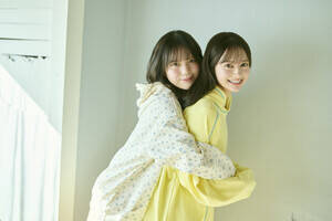 AKB48 67���ڂ̃V���O���u���c����v�Z���^�[�̈ɓ��S�ԁ����I���E�쑺���߁A�u�O���r�A�U�e���r�W���� vol.82�v�ɓo��iC�jKADOKAWA�^�ʐ^�F�F�ؗD