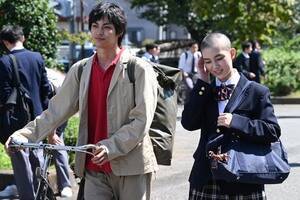 土ドラ『顔だけ先生』（東海テレビ・フジテレビ）第1話より。遠藤一誠役・神尾楓珠（左）、水原みずき役・田幡妃菜（右）。
