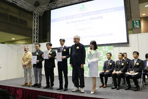 ウッドデザイン賞の表彰式をサポートした2025ミス日本みどりの大使の佐塚こころ