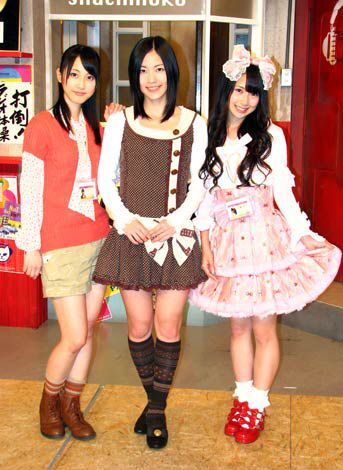 東京でのテレビ初冠レギュラー番組『SKE48のマジカル・ラジオ』(日本テレビ)の初収録に臨んだSKE48のメンバー。左から松井玲奈、松井珠理奈、高柳明音 (C)ORICON DD inc.