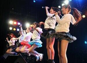 Iロックを掲げて熱いライブを展開するしず風&絆〜KIZUNA〜(C)ORICON DD inc.