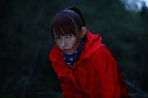 自らも口裂けになりながら、邪悪な歴史に終止符を打つべく戦うヒロインを演じるのは、元SDN48の大堀恵(C)2012「口裂け女 リターンズ」製作委員会