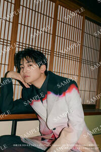 高橋文哉2026年卓上カレンダー『Fumiya Takahashi 2026/04-2027/03 Calendar』(C)KADOKAWA/写真:三瓶康友