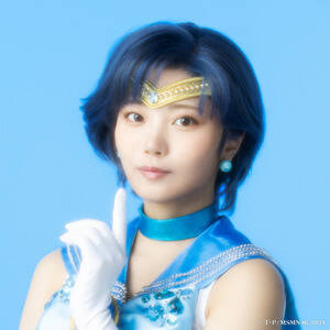 【Team STAR】セーラーマーキュリー／水野亜美 役：中西アルノ(乃木坂46)(C）武内直子・PNP／乃木坂46 版 ミュージカル「美少女戦士セーラームーン」製作委員会 2024