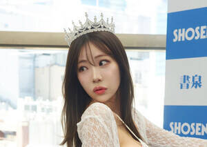 2026年版カレンダーの発売記念イベントを行った鈴木ふみ奈