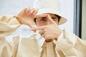 鈴鹿央士ファースト写真集 『omen-前兆-』(発売日:2022年12月14日 価格:2800円(税抜) 撮影:sai 発行:ワニブックス)