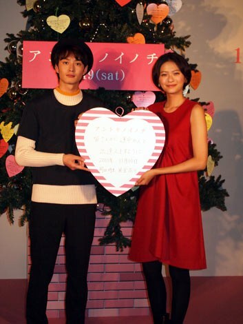 主演の岡田将生(左)、榮倉奈々(右)がメッセージの書かれたオーナメントをツリーに設置(C)ORICON DD inc.