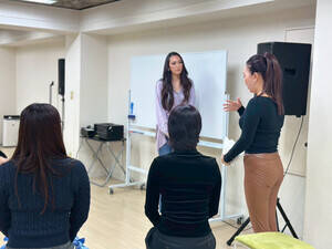 ミス・ユニバース・ジャパン2025日本代表・橋本佳央理さんと、ナショナルディレクターの美馬寛子氏が特別レッスンを開催