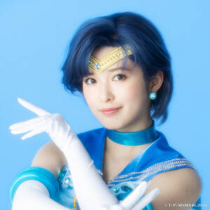 【Team MOON】セーラーマーキュリー／水野亜美 役：小川彩(乃木坂46) (C）武内直子・PNP／乃木坂46 版 ミュージカル「美少女戦士セーラームーン」製作委員会 2024