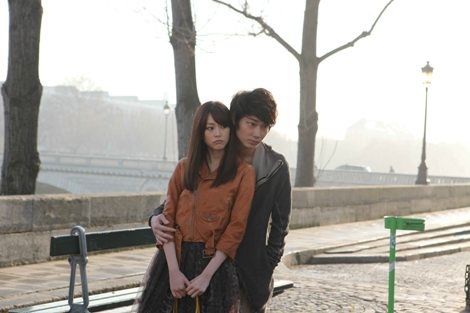 10月公開の映画『新しい靴を買わなくちゃ』より。(左から)桐谷、綾野剛。