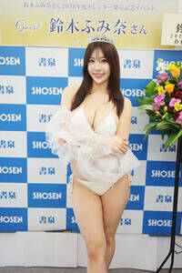 2026年版カレンダーの発売記念イベントを行った鈴木ふみ奈