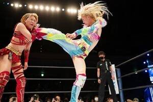 女子プロレス団体「スターダム」の試合の模様。