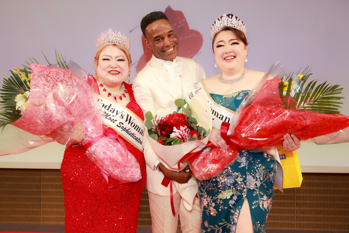 主催者:スティーブン・ヘインズ(中央)と優勝者 Most Sophisticated 2025 Otoさん(左) Most Elegant 2025 Yasukoさん(右)