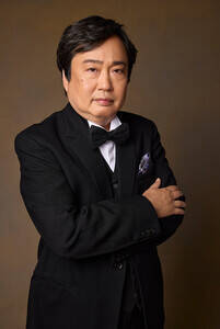 ヒギンス教授役の六角精児