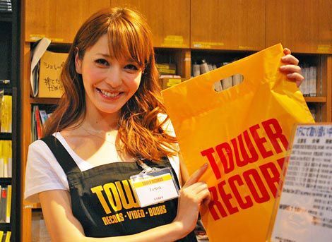 TOWER RECORDS渋谷店のユニフォームを着たLena