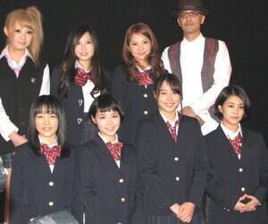 映画『ロスト ハーモニー』の完成披露試写会で舞台挨拶に登場した、(後列左から)てんちむ、志村玲那、柳田衣里佳、土岐監督、(前列左から)田中美晴、吉谷彩子、広瀬アリス、高畑充希。