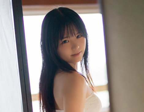 鈴もも、透明感溢れるグラビア