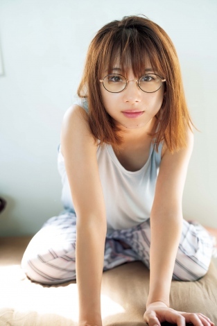 モー娘 石田亜佑美 23歳の誕生日に写真集発売 寝起きすっぴんも披露 ニュース Deview デビュー