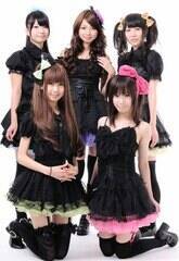 �j�R���Ől�C�̗x���𒆐S�Ɍ������ꂽ�O���[�vDANCEROID�����f���Ƃ��ďo��