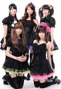 �j�R���Ől�C�̗x���𒆐S�Ɍ������ꂽ�O���[�vDANCEROID�����f���Ƃ��ďo��