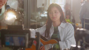 生田絵梨花が出演する『三ツ矢サイダー』新TVCM「青空を飲んでゆけ。」編のメイキングカット