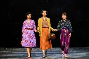 ミュージカル『夜の女たち』舞台写真(左から)君島夏子役・前田敦子、大和田房子役・江口のりこ、大和田久美子役・伊原六花 撮影:細野晋司