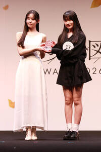 前回グランプリの凜羽からトロフィーを受ける準グランプリ・川上穂華さん(C)Deview