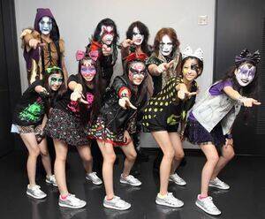 アニメタルUSAのメンバーとともに「Z」のポーズを決めるももいろクローバー