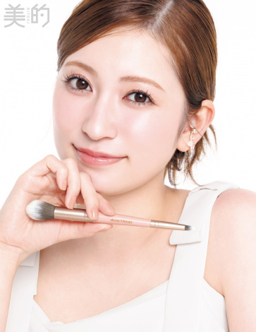 吉田朱里、『美的』表紙に登場