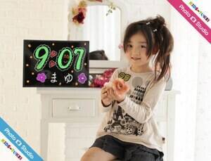 『キッズ時計』の画面より。1分ごとに元気な子供たちが時刻を告げてくれる。