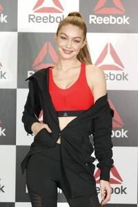 Reebok̃O[oAoT_[ŁAEIf̃WWEnfBbhB