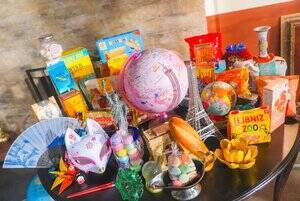 �~���[�W�b�N�r�f�I�ł́A���E�e���̍�����C�O�̂��َq�Ɉ͂܂ꂽ�J���t���ȃZ�b�g���o��