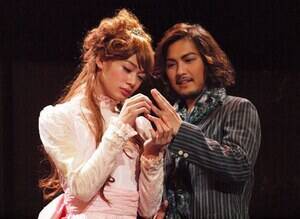 �|�[�V�����̉O�䏫��i���j�ƃo�T�[�j�I���̉��������i�E�j�iC�jORICON DD inc.