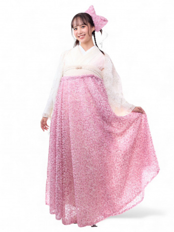 大学ミス候補が卒業式袴姿を披露