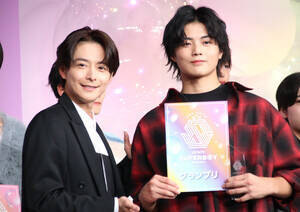 グランプリを受賞した大野礼音さんとゲスト審査員を務めた小池徹平(C)Deview