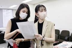 �~�X���j�o�[�V�e�B2021�t�@�C�i���X�g�����{���̎����{��{�ݏo�g�̏����B�ɐV���l�̐U�葳�p�̎ʐ^�B�e���v���[���g�B